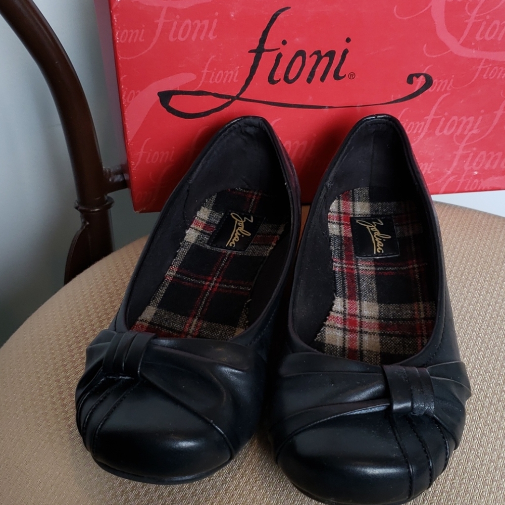 Zodiac black flats